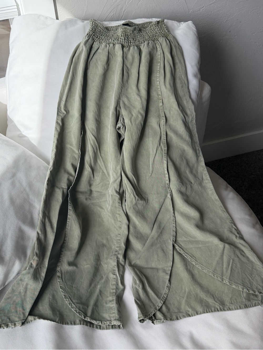 Forever 21 Woman’s Olive Green Wide-Leg Smocked Waist Pants